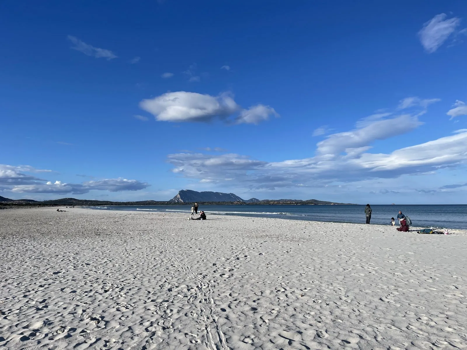 La lunga spiaggia bianca de La Cinta a San Teodoro con il profilo dell'isola di Tavolara sullo sfondo