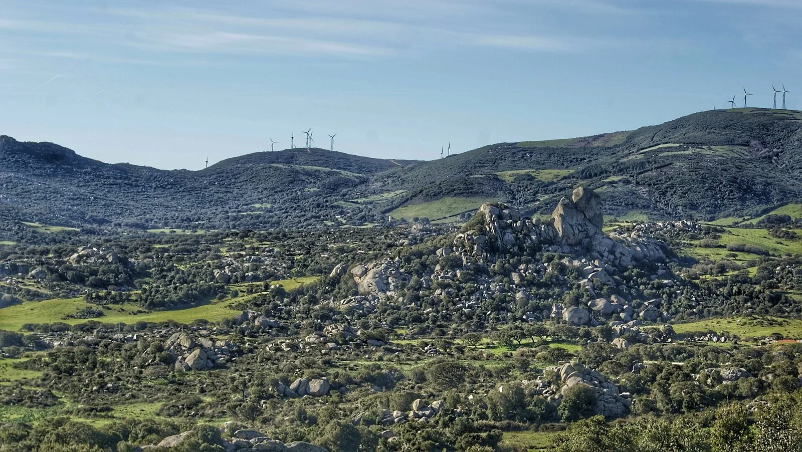 La Valle della Luna di Aggius in Gallura: colline verdi, massi di granito e macchia mediterranea sotto un cielo azzurro